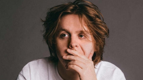 Álbum de Lewis Capaldi volta ao topo da parada britânica