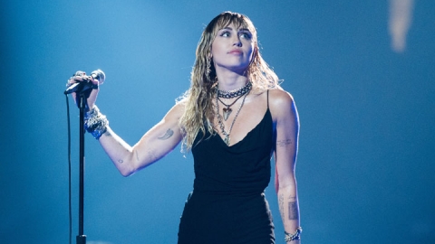 Miley Cyrus exibe nova tatuagem possivelmente relacionada ao seu divórcio de Liam Hemsworth