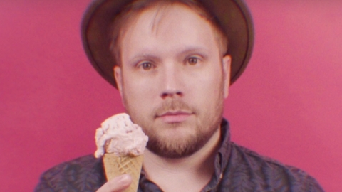 Confira o novo single e vídeo do Fall Out Boy, "Dear Future Self (Hands Up)"