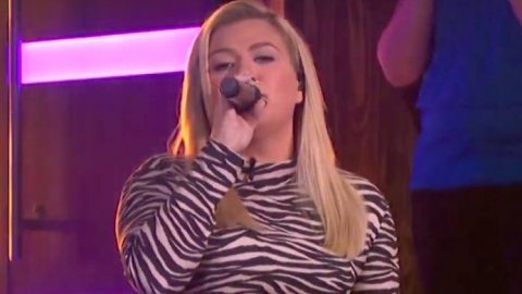 Kelly Clarkson faz cover de Britney Spears, com a faixa "Till The World Ends", na TV. Confira!