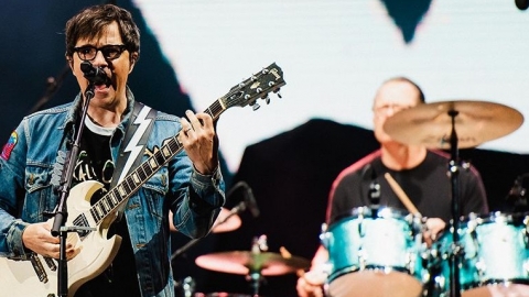 Weezer mistura clássicos da carreira e covers em show que se destaca no Rock in Rio
