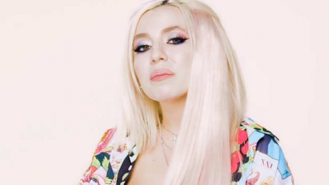 Ava Max particpa da brincadeira do "Qual É A Música" da revista Elle. Veja!