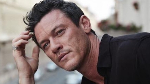 Luke Evans faz sua estreia no mundo da música com single e clipe, "Love Is A Battlefield"