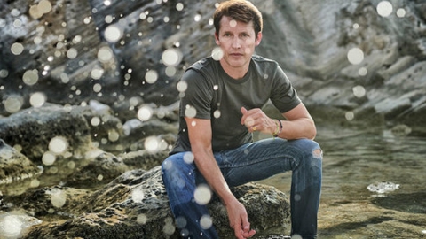 James Blunt libera a balada "Monsters", uma semana antes da chegada de seu novo disco