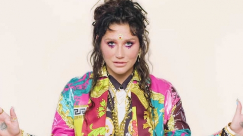 Kesha canta músicas de Lizzo, Kelly Clarkson e Dolly Parton em jogo estilo "Qual é a Música"