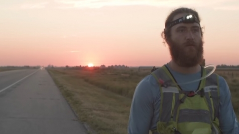 Mike Posner conta a história de sua caminhada pelos EUA em novo clipe, "Live Before I Die"