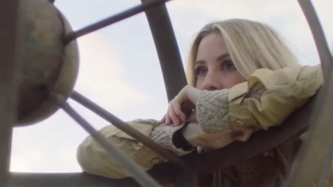 Ellie Goulding lança clipe para "River", sua versão da clássica música de Joni Mitchell. Veja!