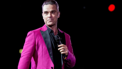 Uma semana depois, Robbie Williams consegue chegar ao topo da parada britânica de álbuns