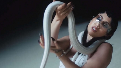 "Solita" de Kali Uchis ganha clipe marcado pela sensualidade. Veja!