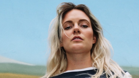 Tove Lo lança os singles "Bikini Porn" e "Passion and Pain Taste the Same When I'm Weak". Ouça!