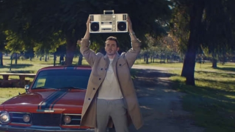 Em clima nostálgico, Jonas Brothers lançam "What A Man Gotta Do". Veja o clipe!