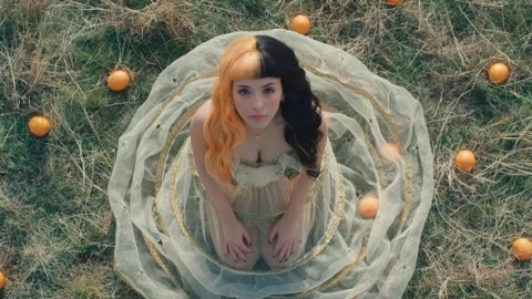 Melanie Martinez traz mensagem de autoaceitação no clipe da faixa "Orange Juice". Veja!