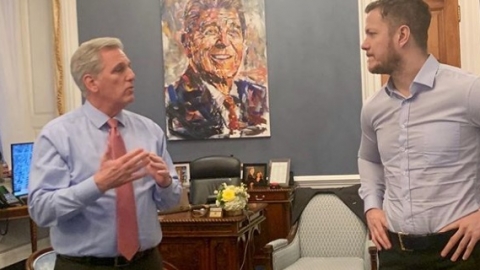 Dan Reynolds vai ao Senado americano pedir o banimento da terapia da "cura gay"