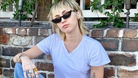 Em entrevista, Miley Cyrus revela que suas novas músicas vão soar "muito rock n' roll". Veja!