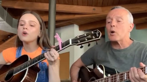 Em quarentena, Curt Smith do Tears For Fears canta "Mad World" ao lado de sua filha. Veja!