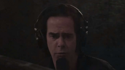 Nick Cave faz cover emotiva para "Cosmic Dancer" do T. Rex. Veja!
