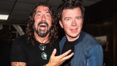 Astro dos anos 80, Rick Astley faz cover de "Everlong" do Foo Fighters. Veja!