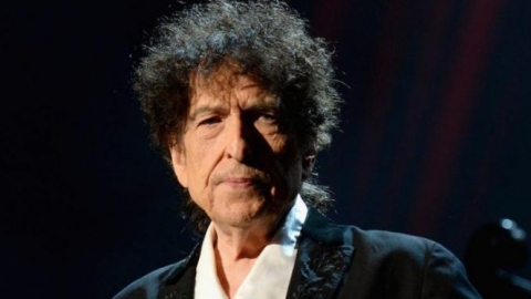 Bob Dylan estreia no topo da parada britânica de álbuns batendo recordes