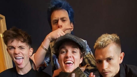 Parada britânica de álbuns tem The Vamps em primeiro lugar e Beabadoobee no top 10