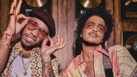 Bruno Mars e Anderson .Paak são o Silk Sonic. Ouça "Leave The Door Open" e "Intro"!