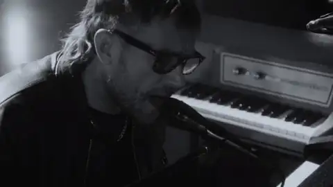 Damon Albarn faz performance de música que estará em seu próximo álbum solo. Ouça "Polaris"