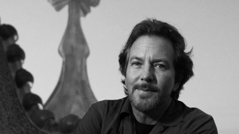 Eddie Vedder lança música "Long Way" e anuncia novo álbum, "Earthling"