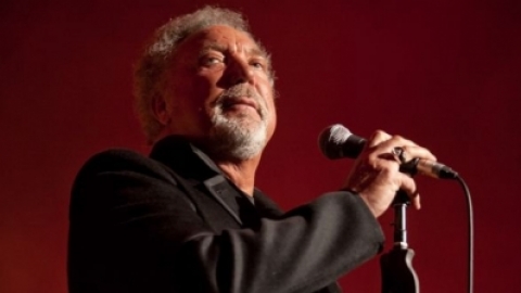 Ouça o novo single de Tom Jones, "Bad As Me"