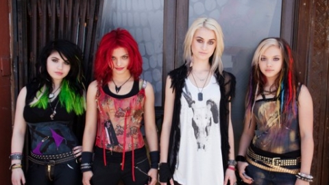 Veja o clipe de "Too Many Faces" do Cherri Bomb